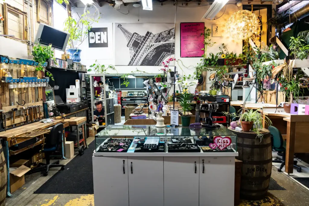 Attribution: https://www.airbnb.com/rooms/34091921?adults=1&category_tag=Tag%3A8543&children=0&enable_m3_private_room=true&infants=0&pets=0&photo_id=738036375&search_mode=flex_destinations_search&check_in=2024-11-01&check_out=2024-11-06&source_impression_id=p3_1729880545_P3eBcTJj9asgw5D6&previous_page_section_name=1000&federated_search_id=e00c855e-ad83-4af7-8f92-ce9fade501b5&modal=PHOTO_TOUR_SCROLLABLE&modalItem=738036375